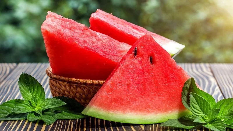 Mẹ sau sinh ăn dưa hấu được không?