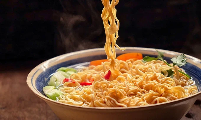 Mẹ sau sinh ăn mì tôm có mất sữa không?