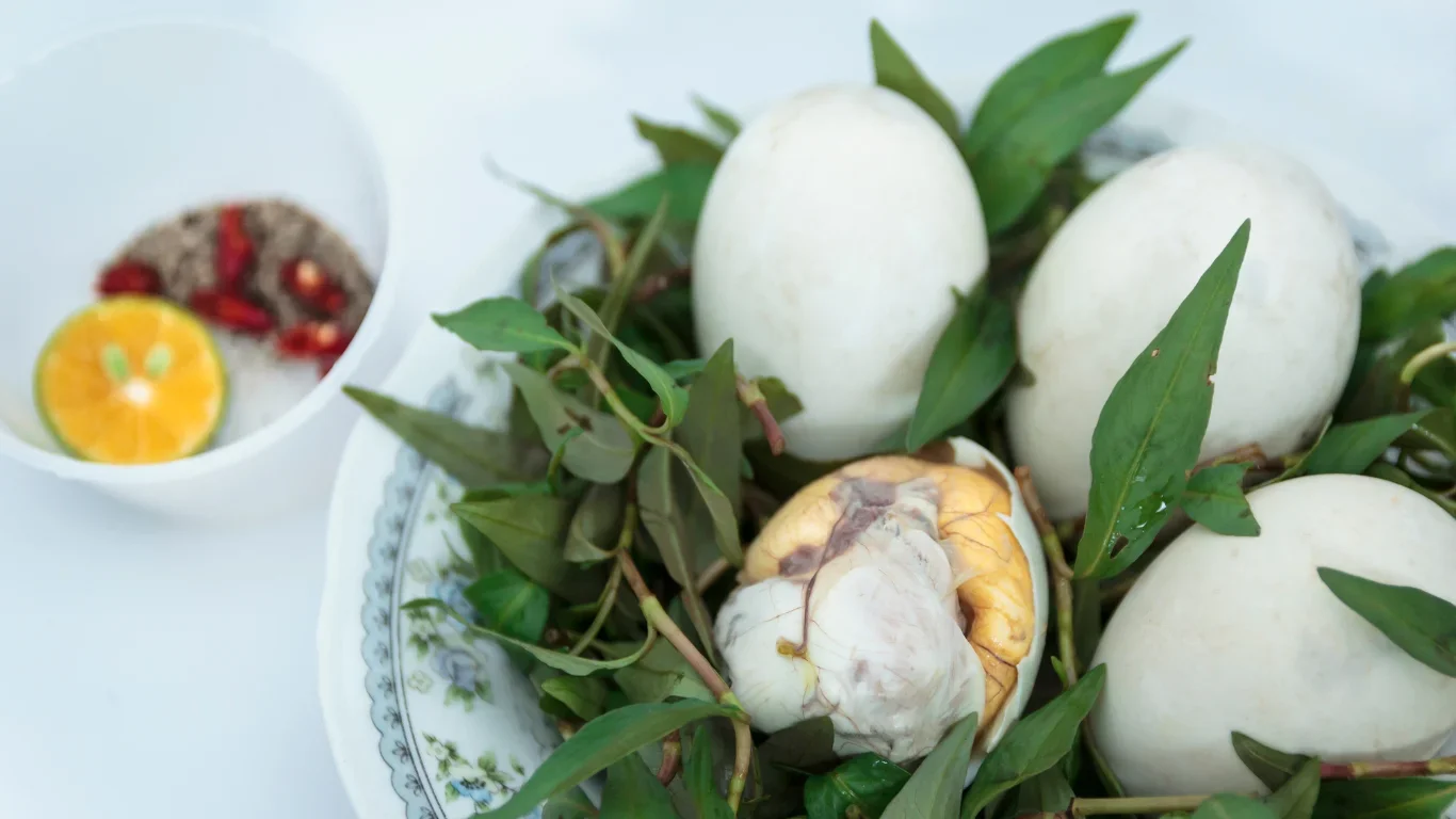 Phụ nữ sau sinh ăn trứng vịt được không?