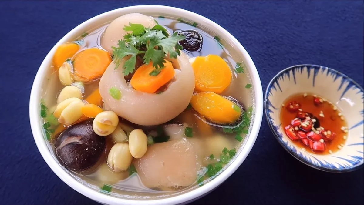 Thực hư việc sau sinh ăn móng giò được không?